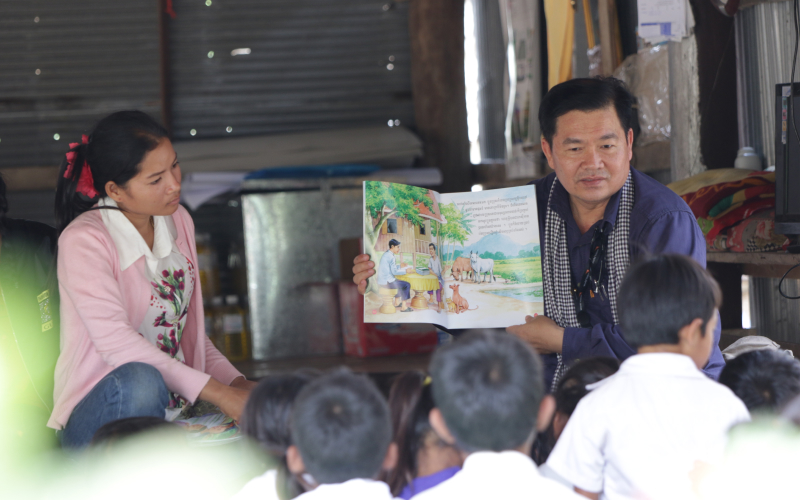 Man reading to children 