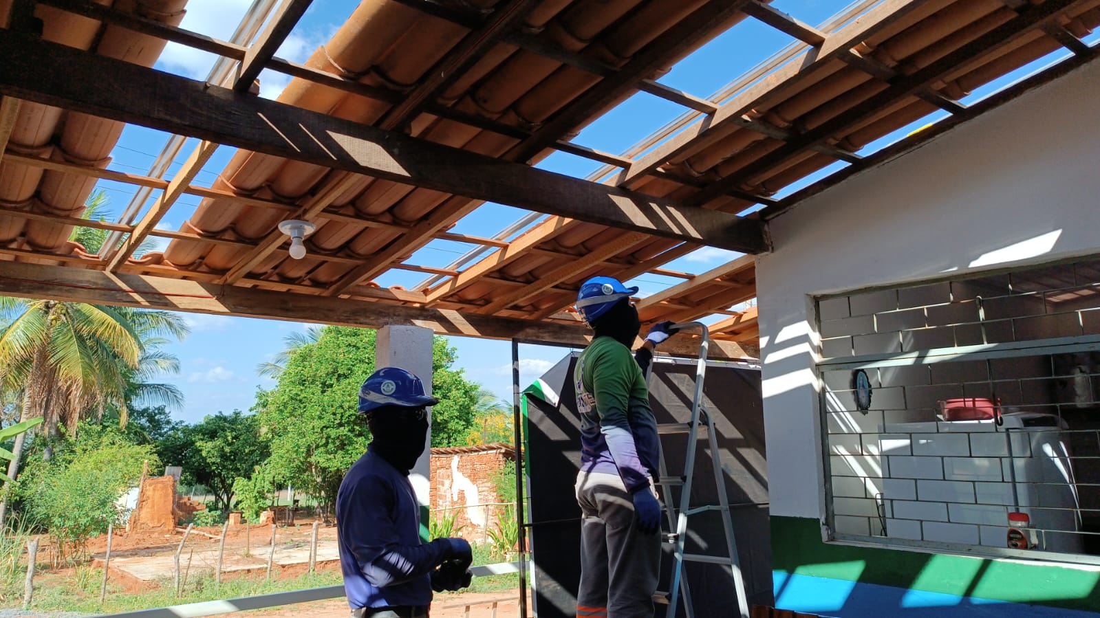 Installing solar panels on Milagres school
