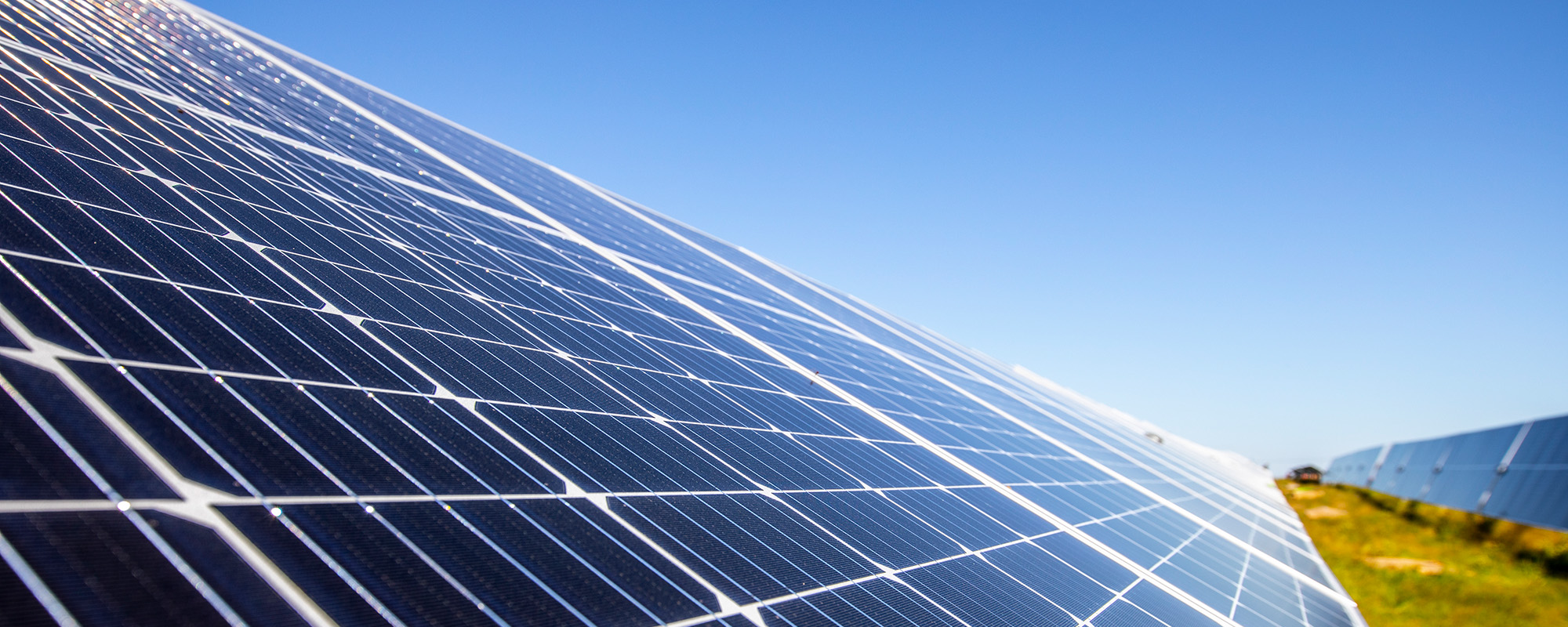 陽光反射在太陽能板上